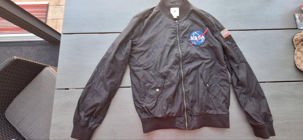 H&M zomerjas zwart maat M met NASA erop. Als nieuw., Ophalen of Verzenden, Zo goed als nieuw, Zwart, H&M