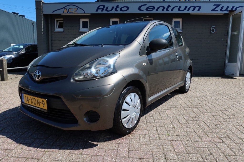 Toyota AYGO 1.0 VVT-I ACCESS, Auto's, Toyota, Euro 5, Bruin, 4 stoelen, Bedrijf