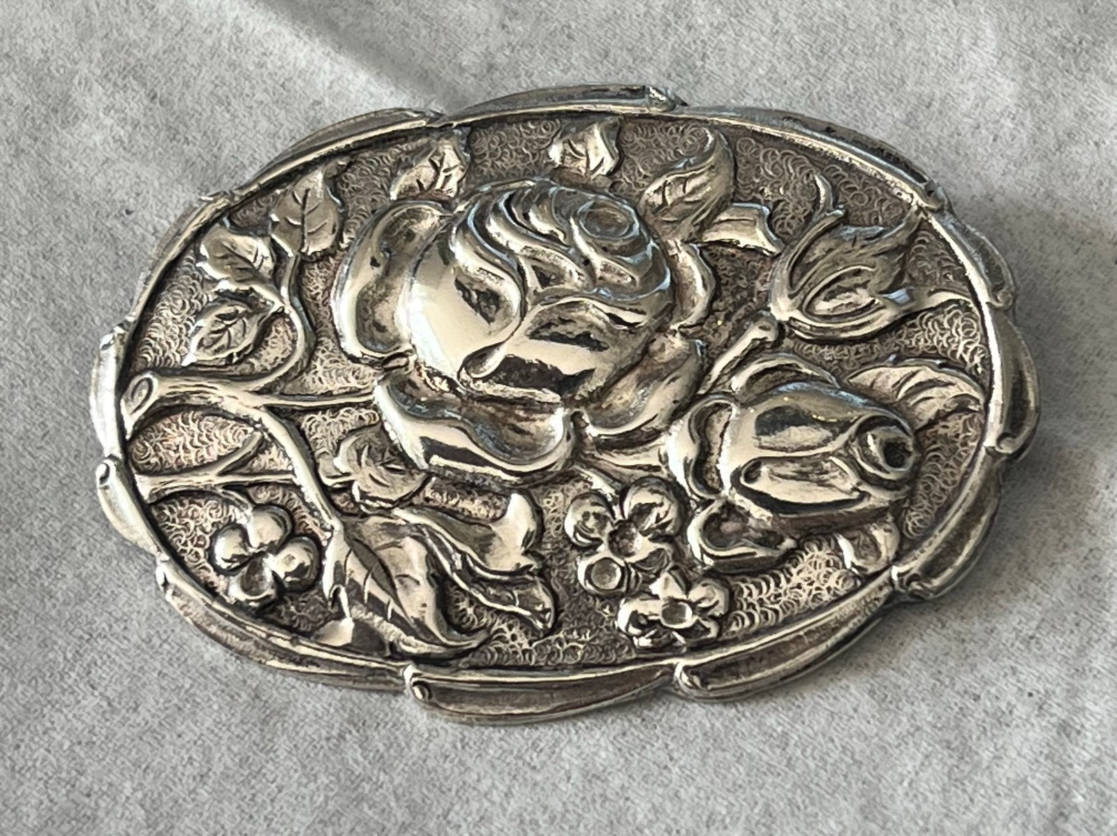 Mooie oude broche met rozenmotief, Verzenden, Gebruikt, 4 tot 7 cm, Zilver