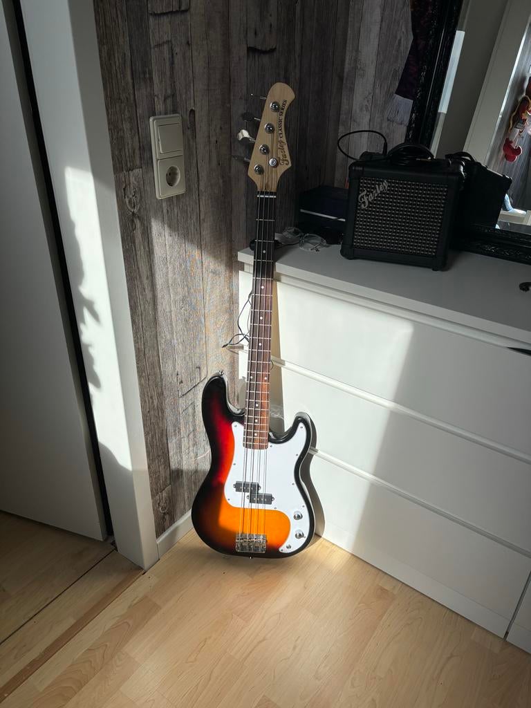 Fazley Bass Gitaar met Versterker - Zo goed als nieuw, Muziek en Instrumenten, Snaarinstrumenten | Gitaren | Bas, Ophalen, Zo goed als nieuw