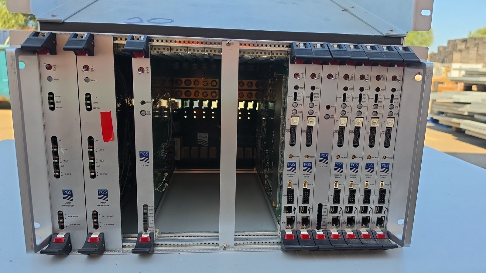 Modulair 19-inch subrack-met diverse insteekbare PGS-modules, Ophalen, Zo goed als nieuw