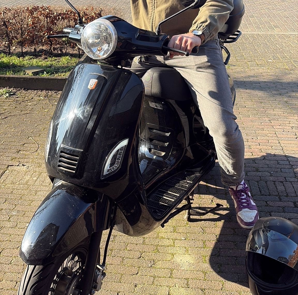 Scooter 45 km/u met 2 helmen, zeil en hangslot, Fietsen en Brommers, Ophalen, Gebruikt, Maximaal 45 km/u, Benzine