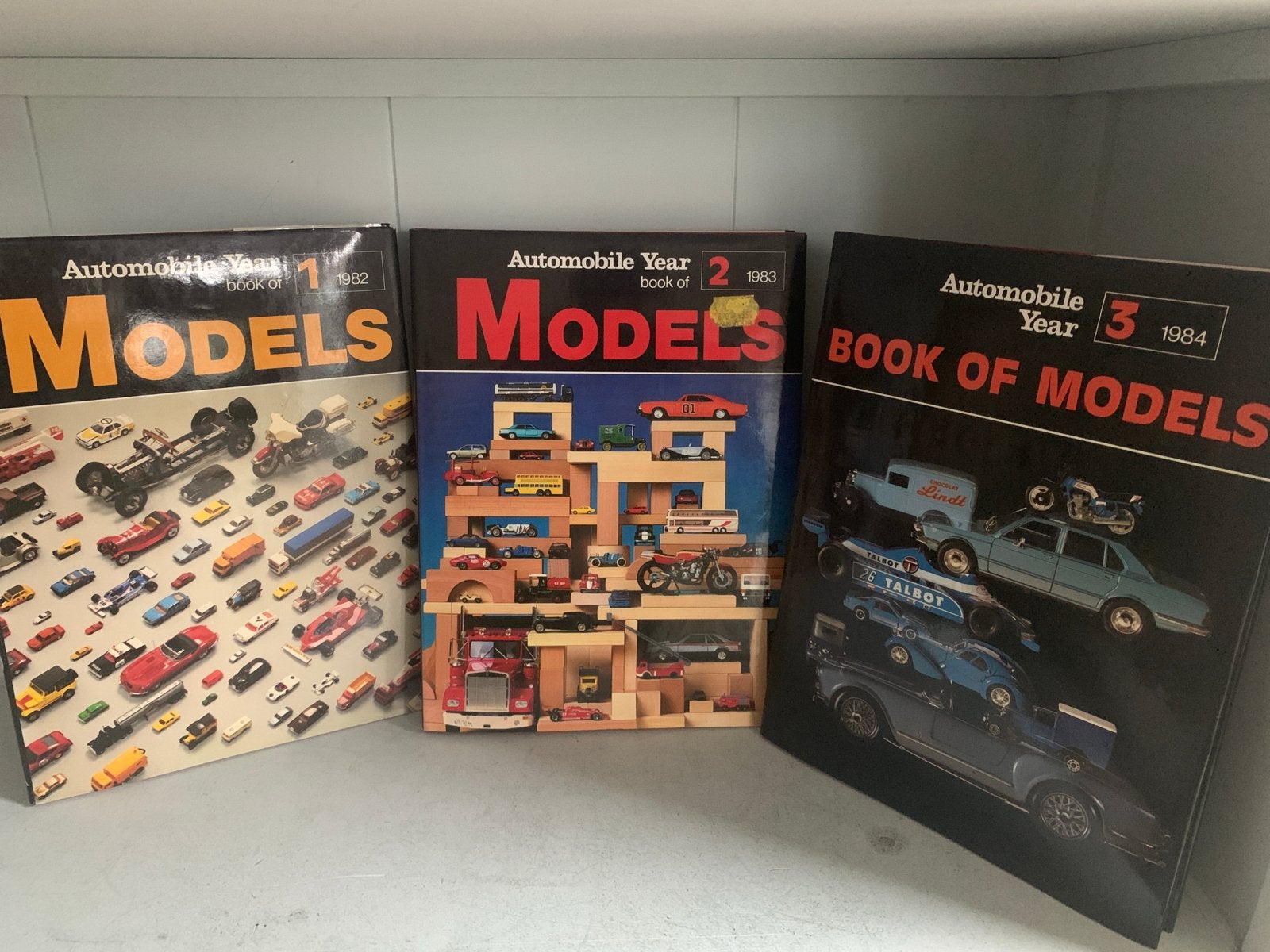 Automobile Year Book of Models 1982, 1983, 1984, Ophalen of Verzenden, Gelezen, Algemeen