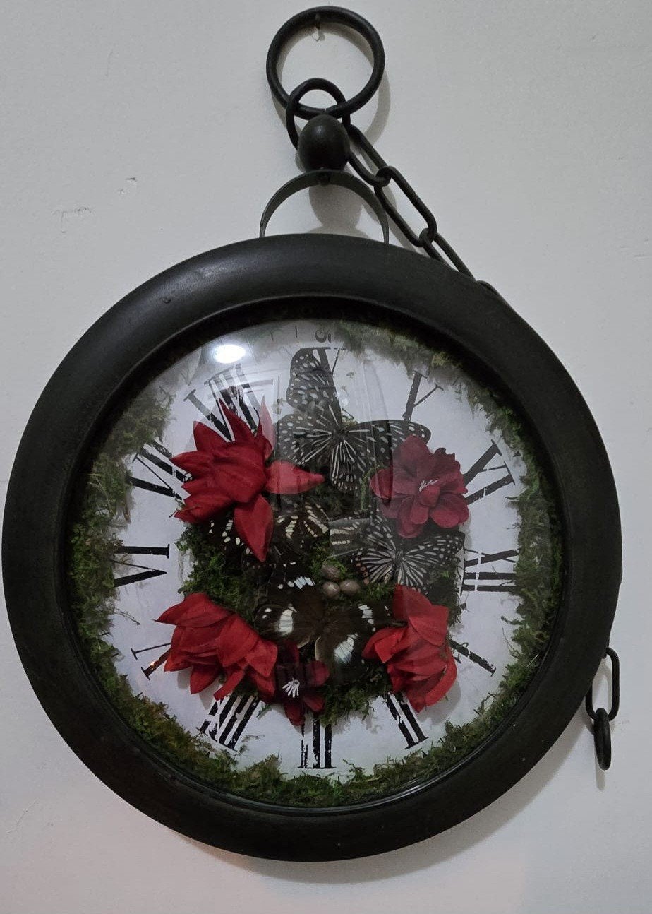 Decoratieve wandklok met vlinders en bloem, Ophalen of Verzenden, Wandklok