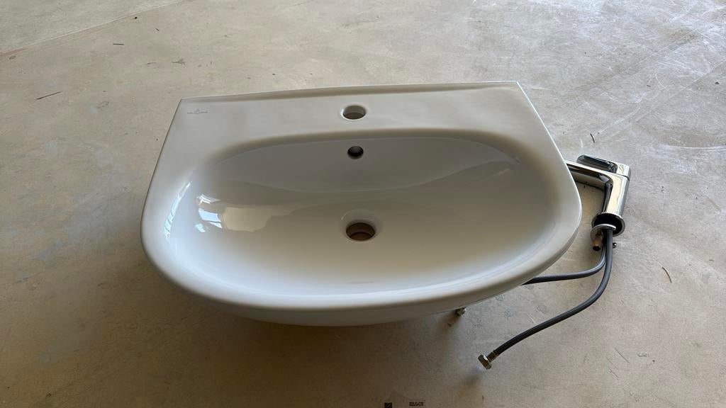 Wastafel Villeroy & Boch met kraan, Doe-het-zelf en Verbouw, Sanitair, Ophalen, Nieuw, Wastafel