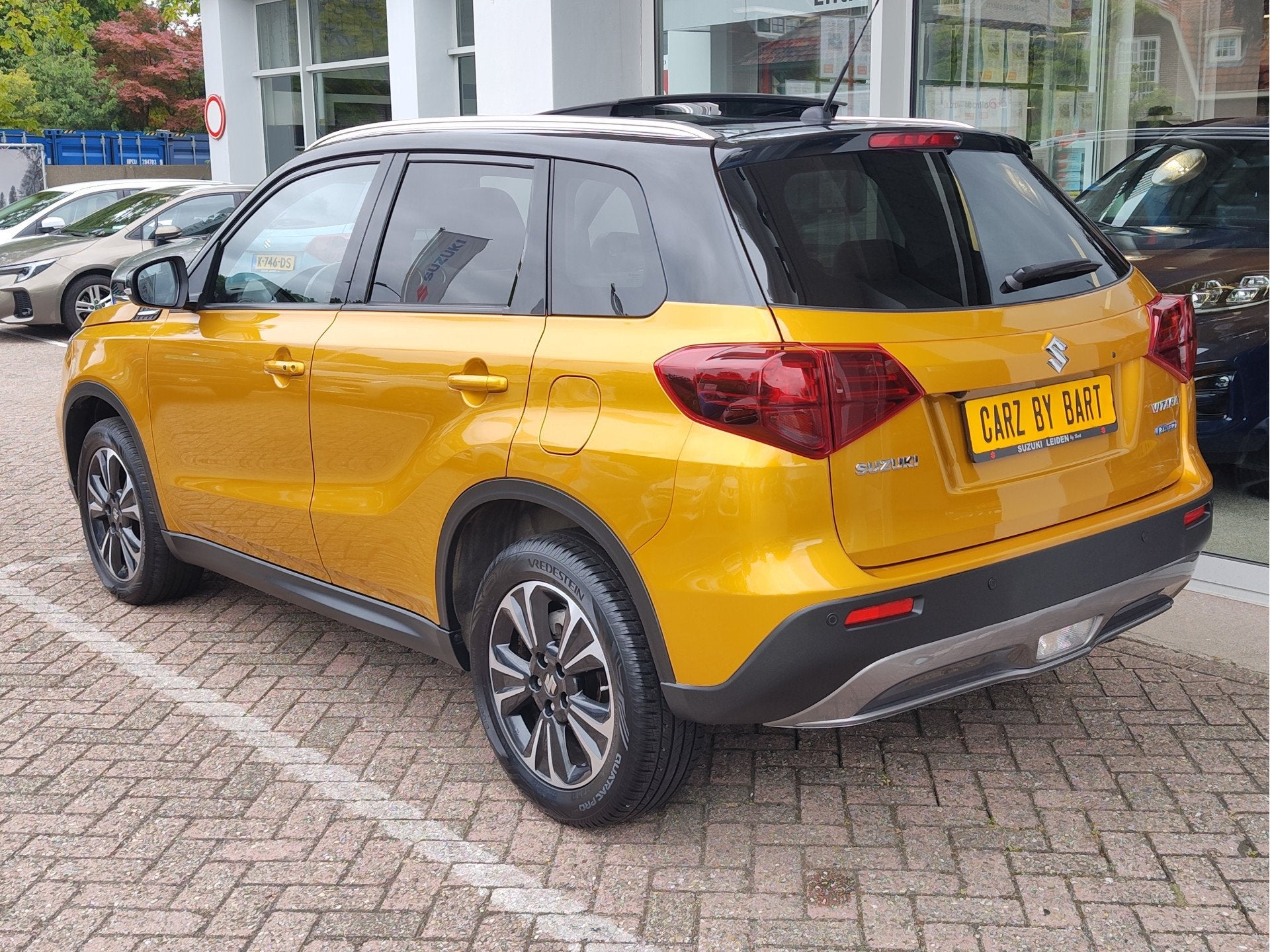 Suzuki Vitara 1.4 BOOSTERJET STYLE SMART HYBRID Open dak | A, 12 maanden, Gebruikt, Zwart, Geel