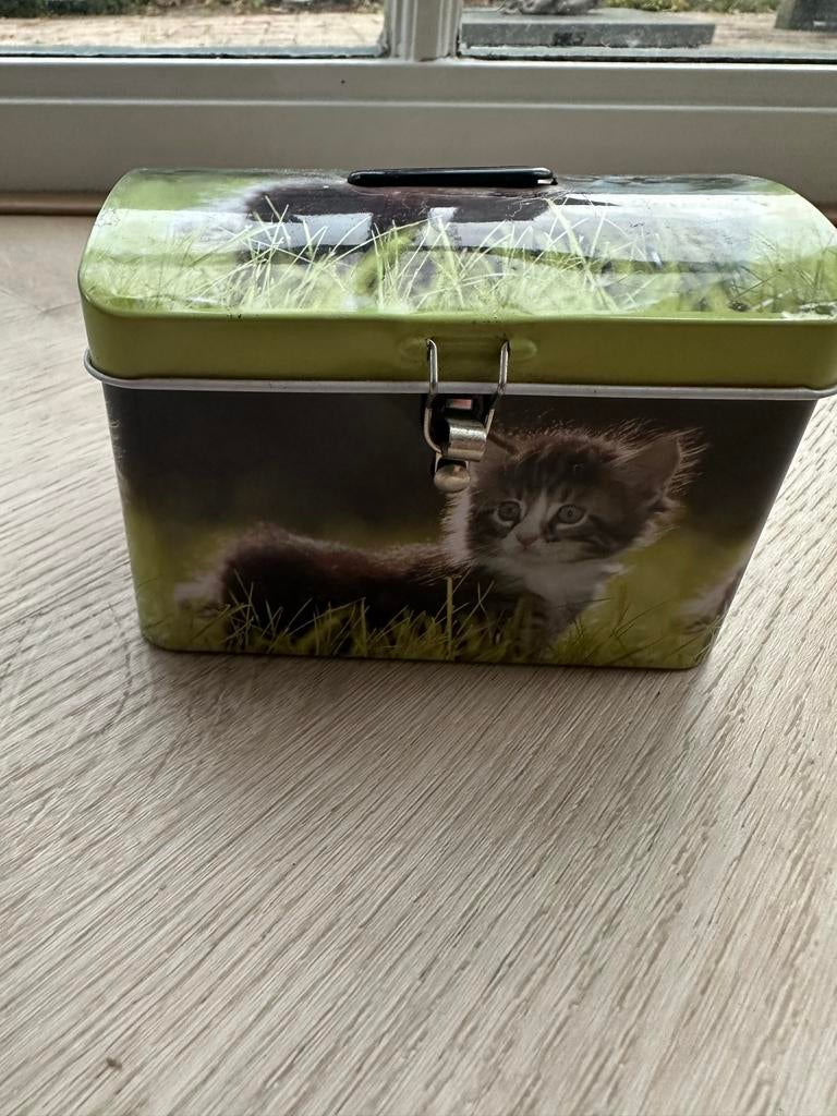 Spaarpot met schattige kittenafbeelding, Ophalen of Verzenden, Gebruikt, Metaal of Blik, Dier