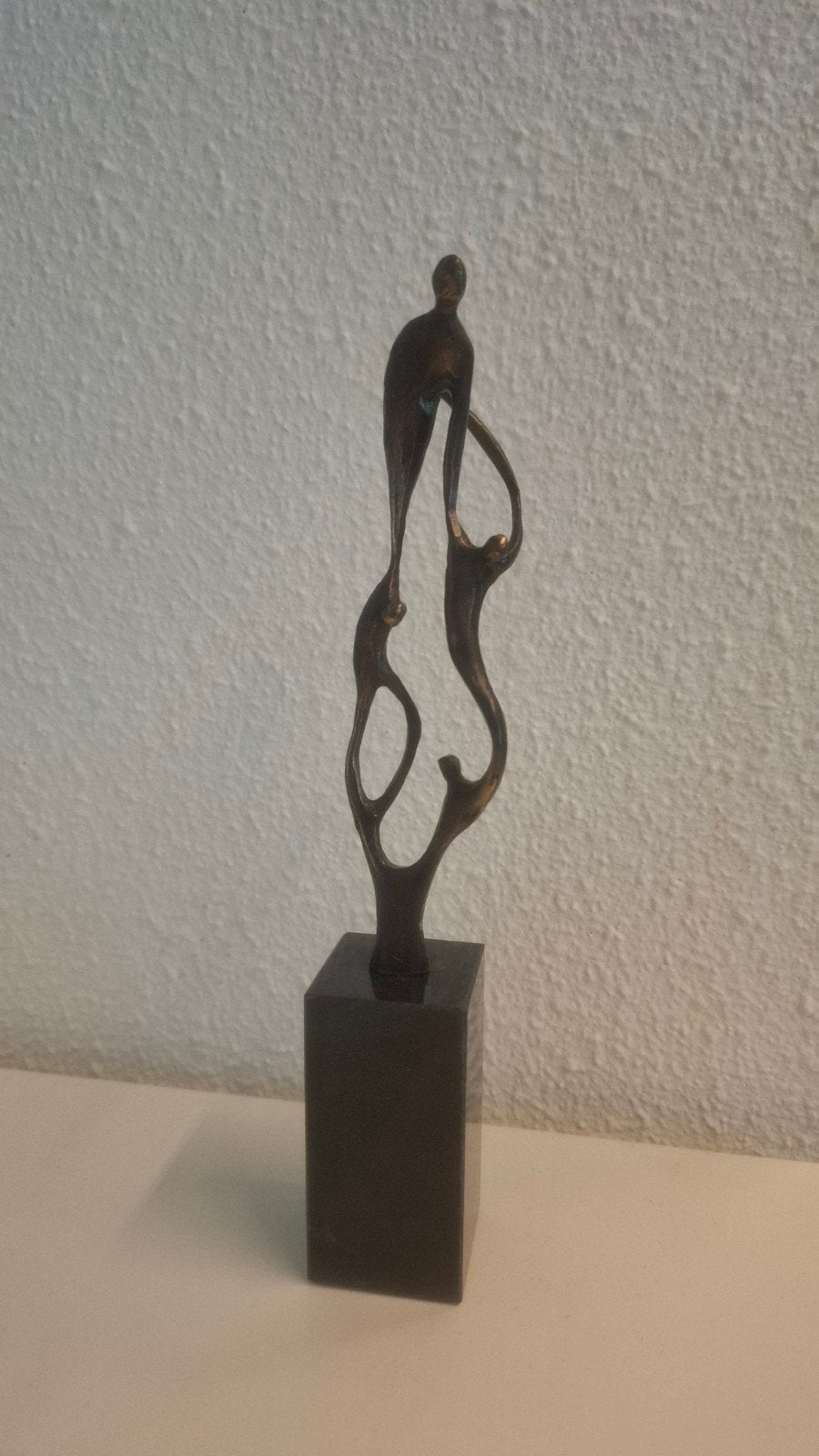 Abstract bronzen beeld op sokkel Toekomst door samenwerken, Groep mensen, Ophalen of Verzenden, Brons, 20 - 50 cm