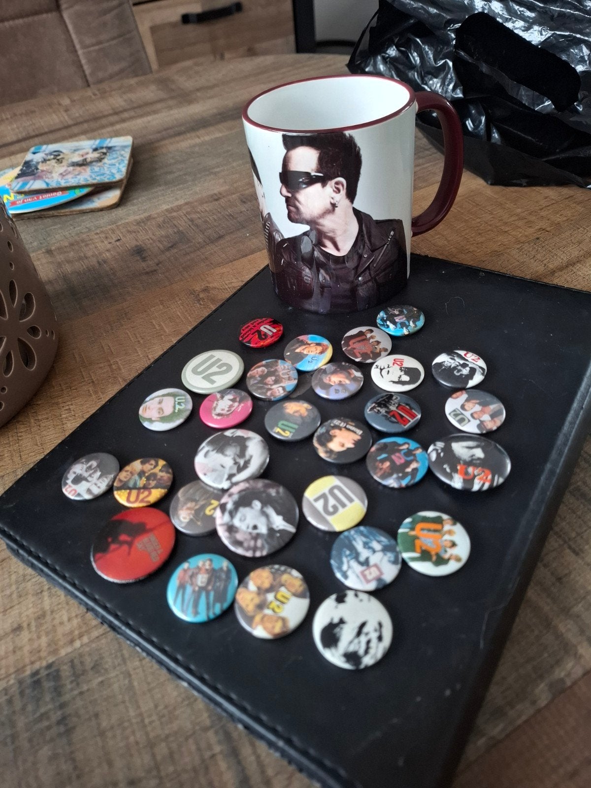 U2 Fanpakket: Mok en Buttons Collectie, Verzamelen, Ophalen of Verzenden, Gebruikt, Gebruiksvoorwerp