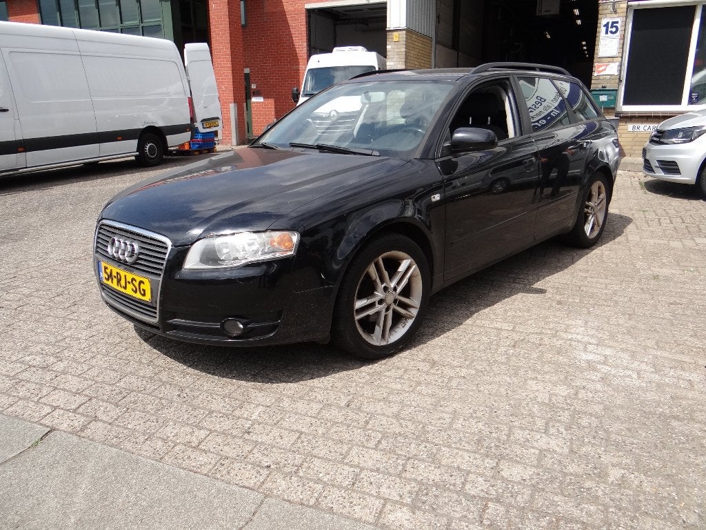 Audi A4 1.6 Avant 75KW 2005 Zwart, Auto's, Audi, Stof, 4 cilinders, A4, Zwart
