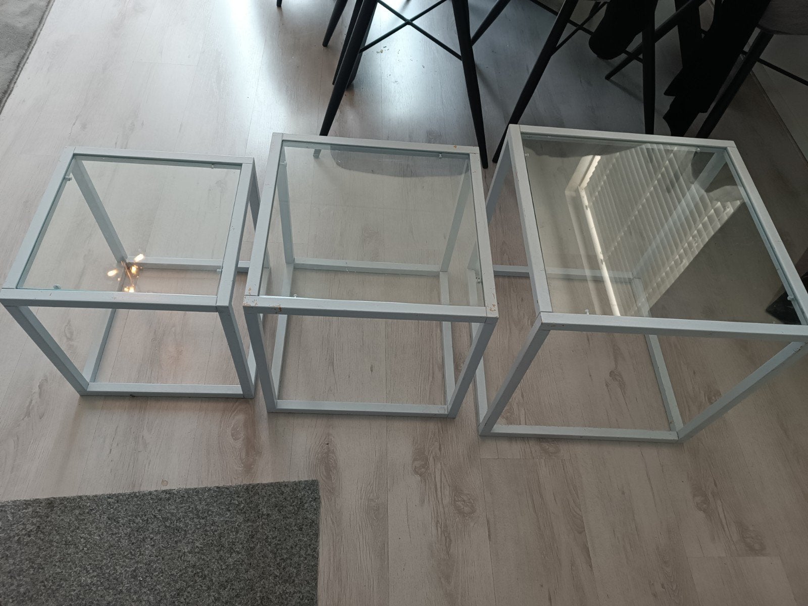 Set van 3 bijzettafels van hout en glas, Huis en Inrichting, Tafels | Bijzettafels, Ophalen, Minder dan 45 cm, Minder dan 55 cm