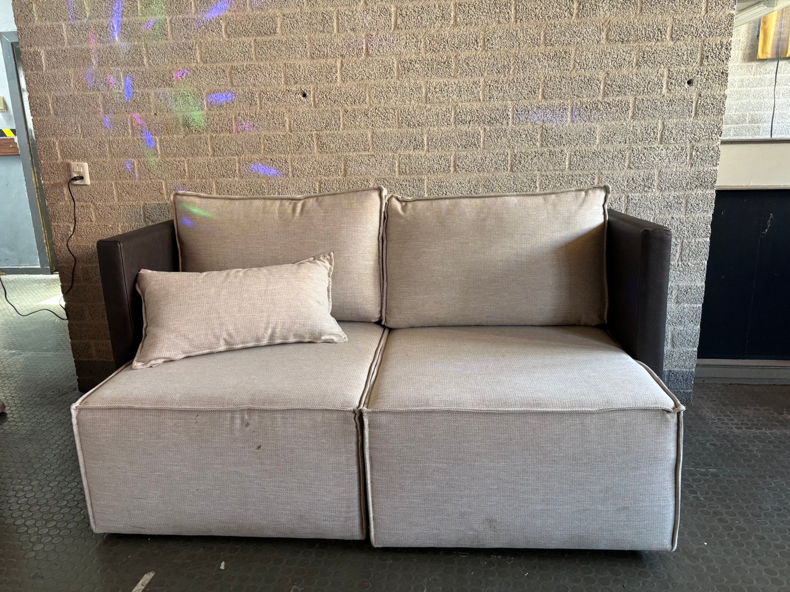 Moderne 2-zits bank / loungebank beige-zwart, Huis en Inrichting, Banken | Bankstellen, Gebruikt, Rechte bank, Vierpersoons of meer