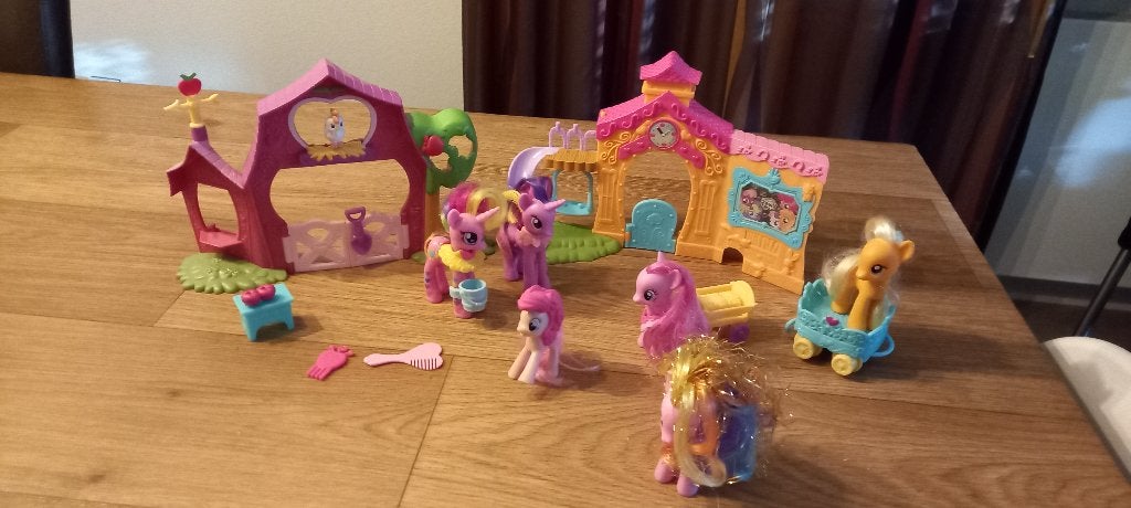 6 My Little Pony's accessoires en 2 huisjes., Ophalen of Verzenden, Zo goed als nieuw