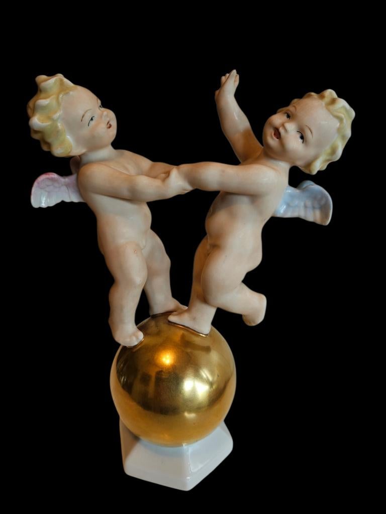 Porseleinen beeld – dansende engeltjes op gouden bol, Verzamelen, Beelden en Beeldjes, Gebruikt, Fantasy, Ophalen of Verzenden