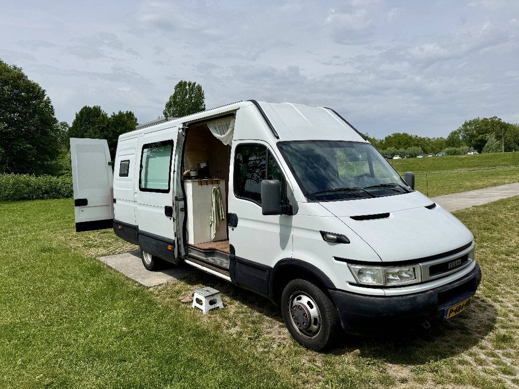 CAMPERBUS // Iveco Daily 2003 zelfbouwcamper // OFF-GRID, Caravans en Kamperen, Chemisch toilet, Luifel, Tot en met 2, 6 tot 7 meter