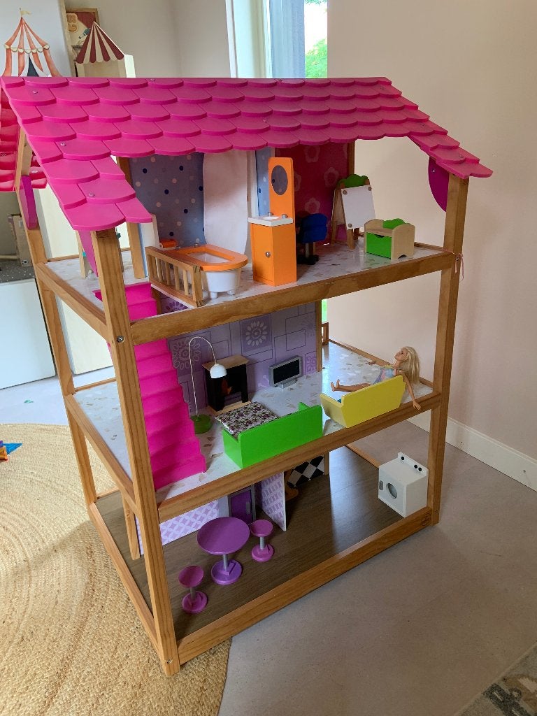 Foto 3 van Houten Barbiehuis incl meubels