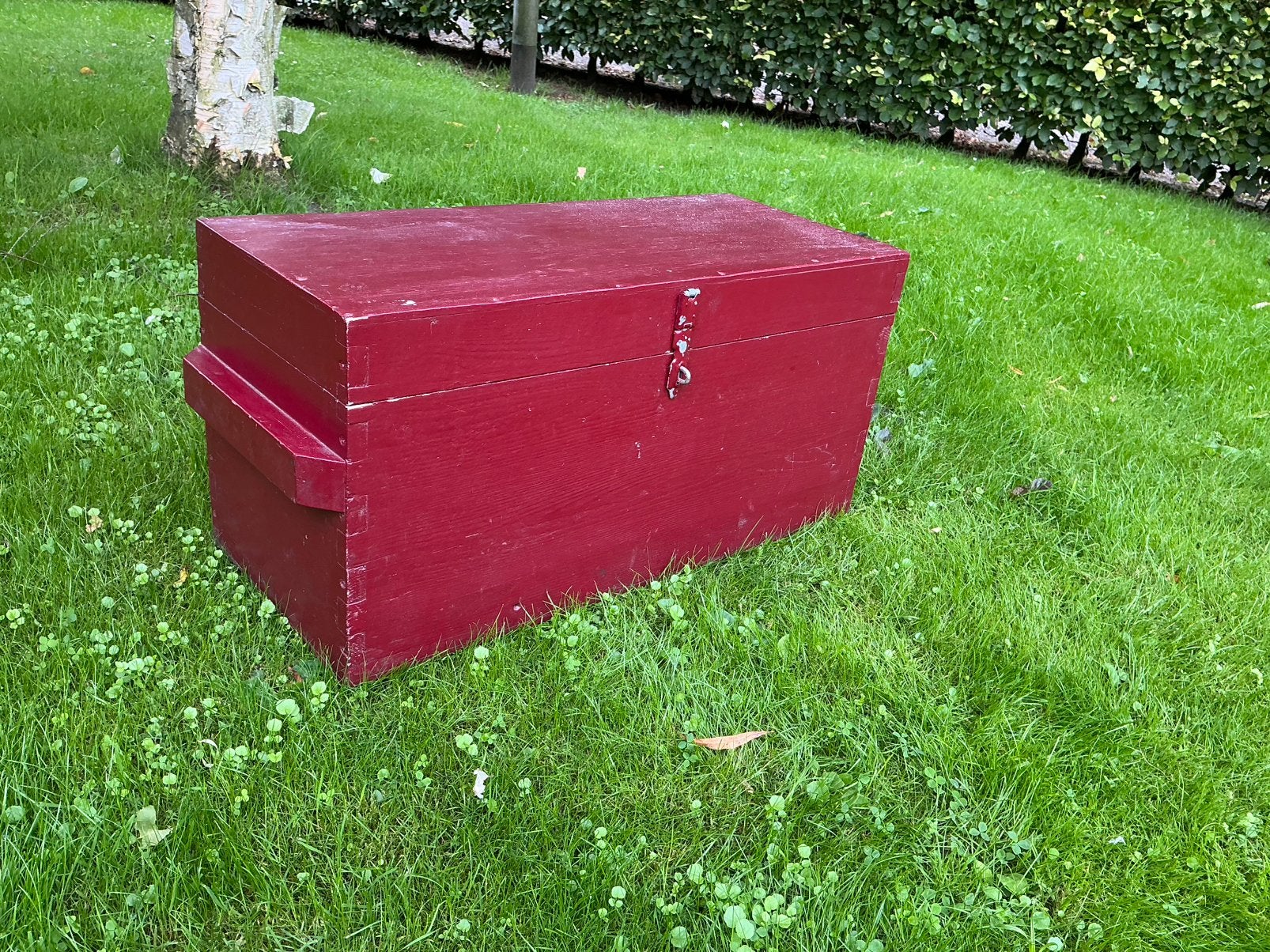 Oude bordeaurode decoratieve houten kist, Ophalen