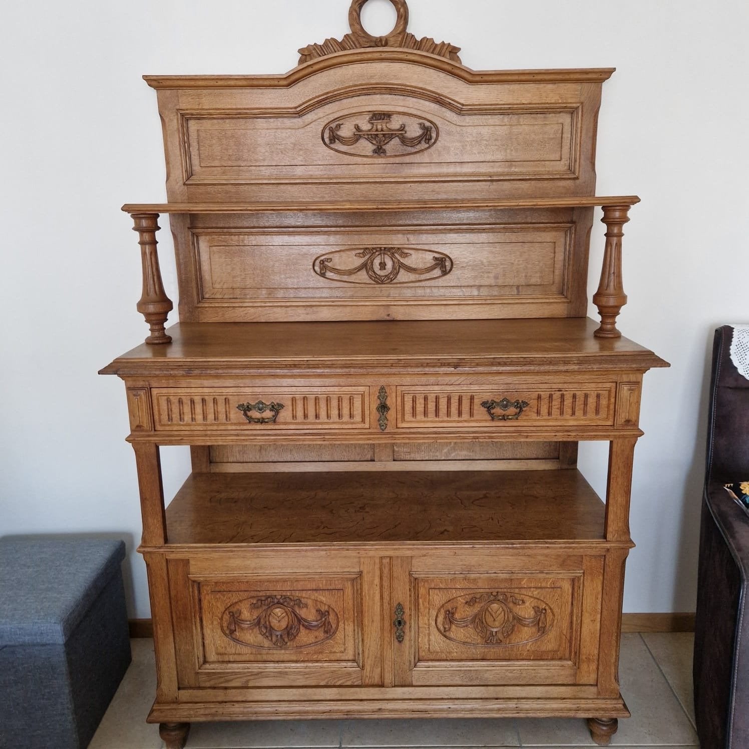 Antiek houten dressoir met sierlijke details, Ophalen