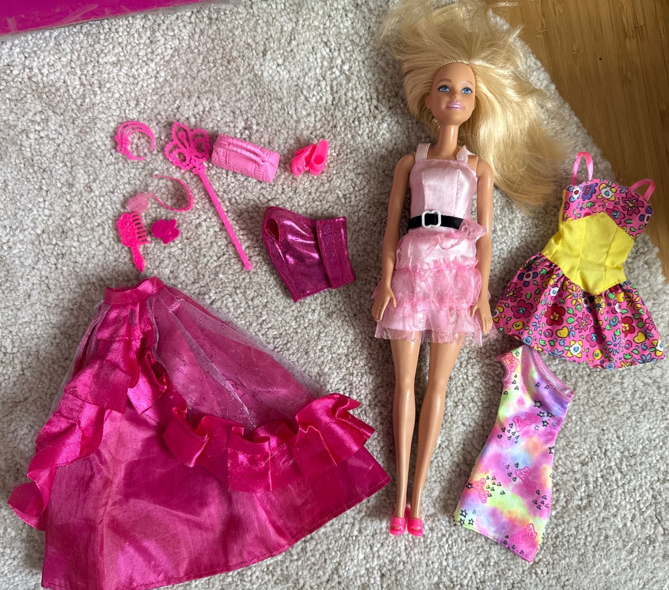 Barbie pop met diverse roze kleding en accessoires, Ophalen of Verzenden, Gebruikt, Barbie