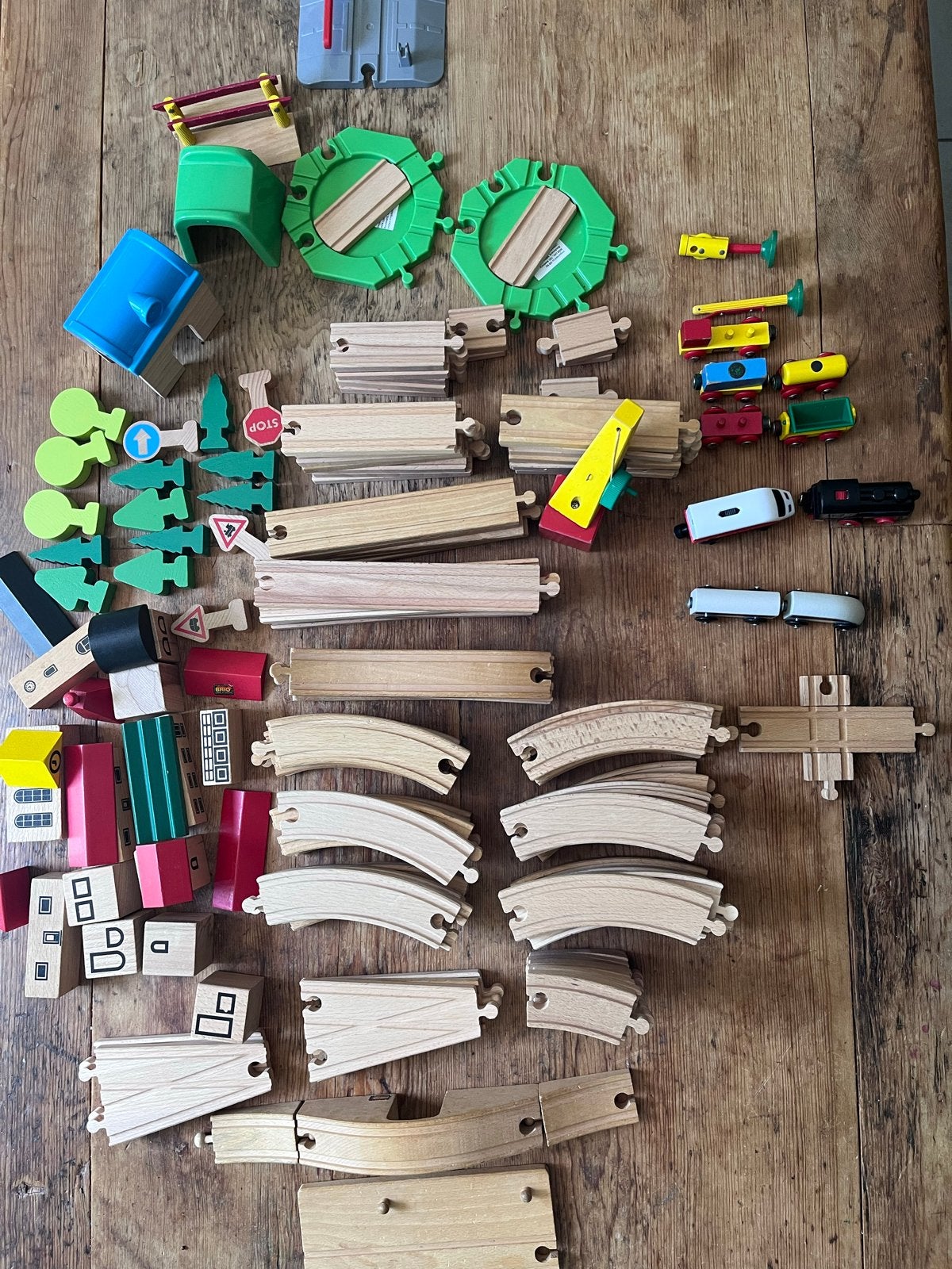 Grote Brio & IKEA houten treinbaan met elektrische treinen, Kinderen en Baby's, Speelgoed | Houten speelgoed, Ophalen, Gebruikt