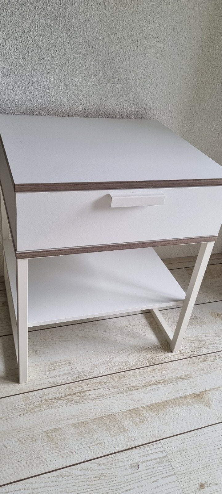 Modern wit nachtkastje met lade en plank, Huis en Inrichting, Tafels | Bijzettafels, Zo goed als nieuw, Vierkant, Minder dan 45 cm