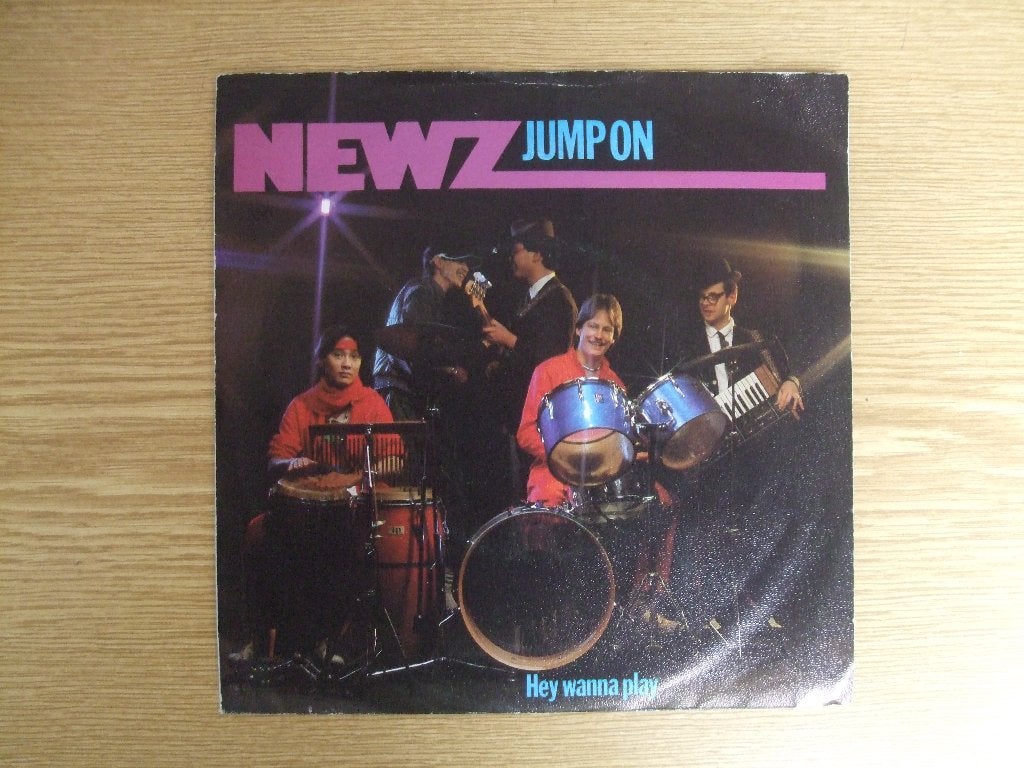 NEWZ      JUMP ON / HEY WANNA PLAY, 7 inch, Ophalen of Verzenden, Zo goed als nieuw, Pop