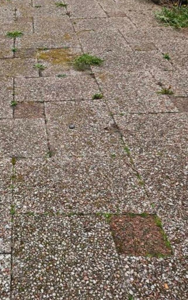 Gratis af te halen: stapel grindtegels ongeveer 20m2, Ophalen, Gebruikt