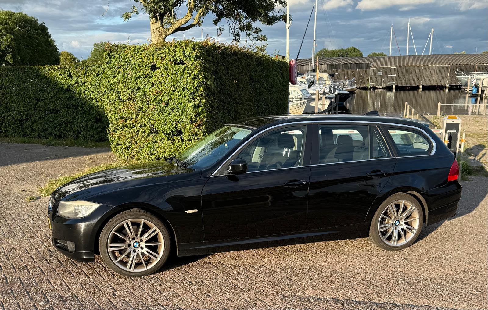 BMW 3-Serie 3.0 I 325 Touring AUT 2009 Zwart, Auto's, Automaat, 745 kg, Achterwielaandrijving, Stationwagon