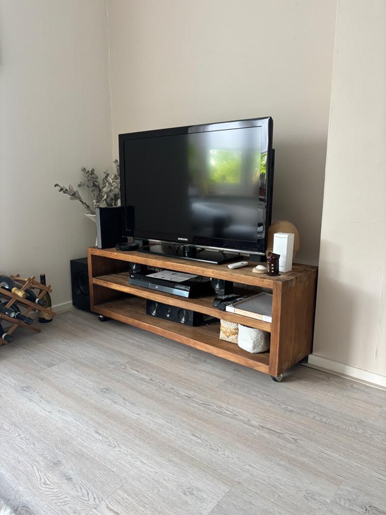 Tv meubel donker hout met wieltjes, Huis en Inrichting, Kasten | Televisiemeubels, Ophalen, 25 tot 50 cm, 100 tot 150 cm, Minder dan 100 cm