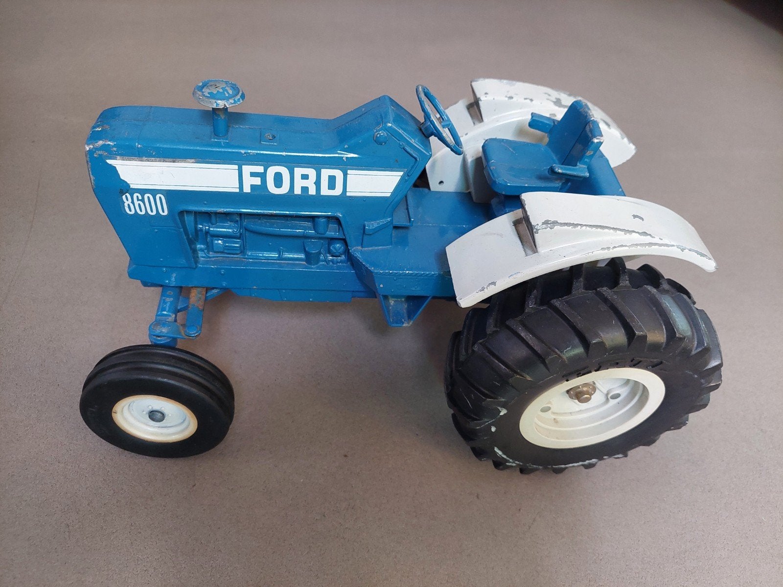 ertl ford 8600   tractor 1/12, Hobby en Vrije tijd, Modelauto's | 1:32, Ophalen of Verzenden, Zo goed als nieuw, Tractor of Landbouw