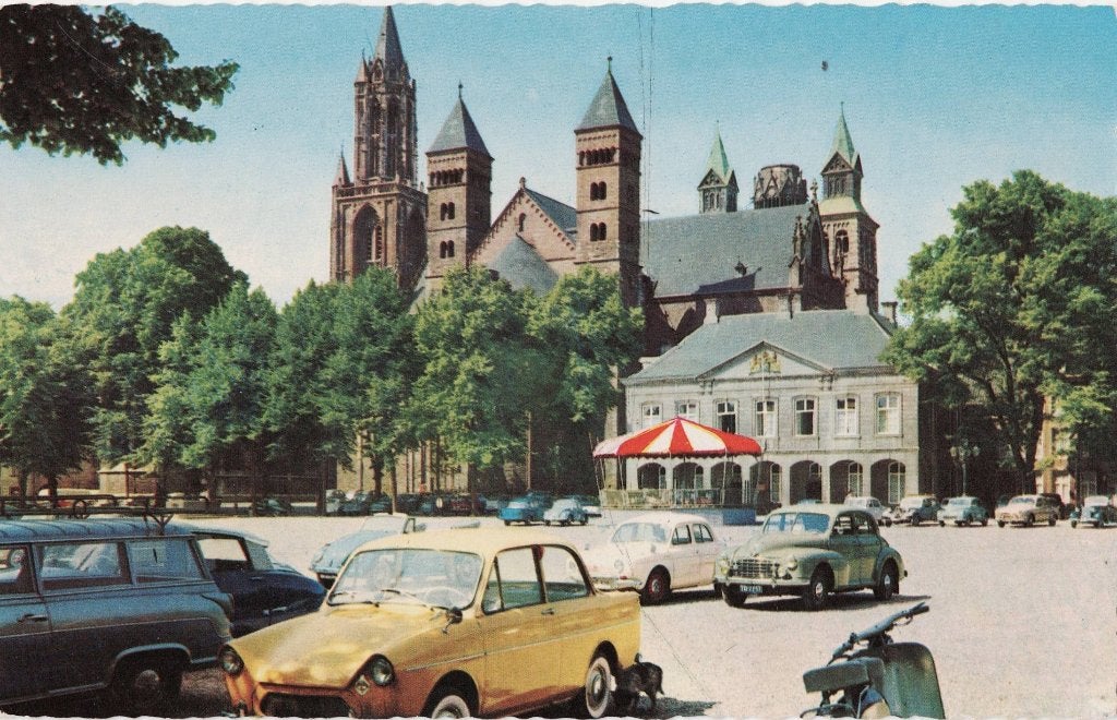 Maastricht – Vrijthof met automobielen., Ophalen of Verzenden, 1960 tot 1980, Ongelopen, Limburg
