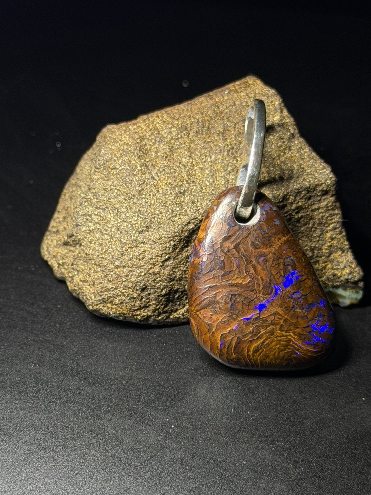 Handgemaakte Australische boulder opaal hanger groot, Overige voorstellingen, Blauw, Ophalen of Verzenden, Zo goed als nieuw