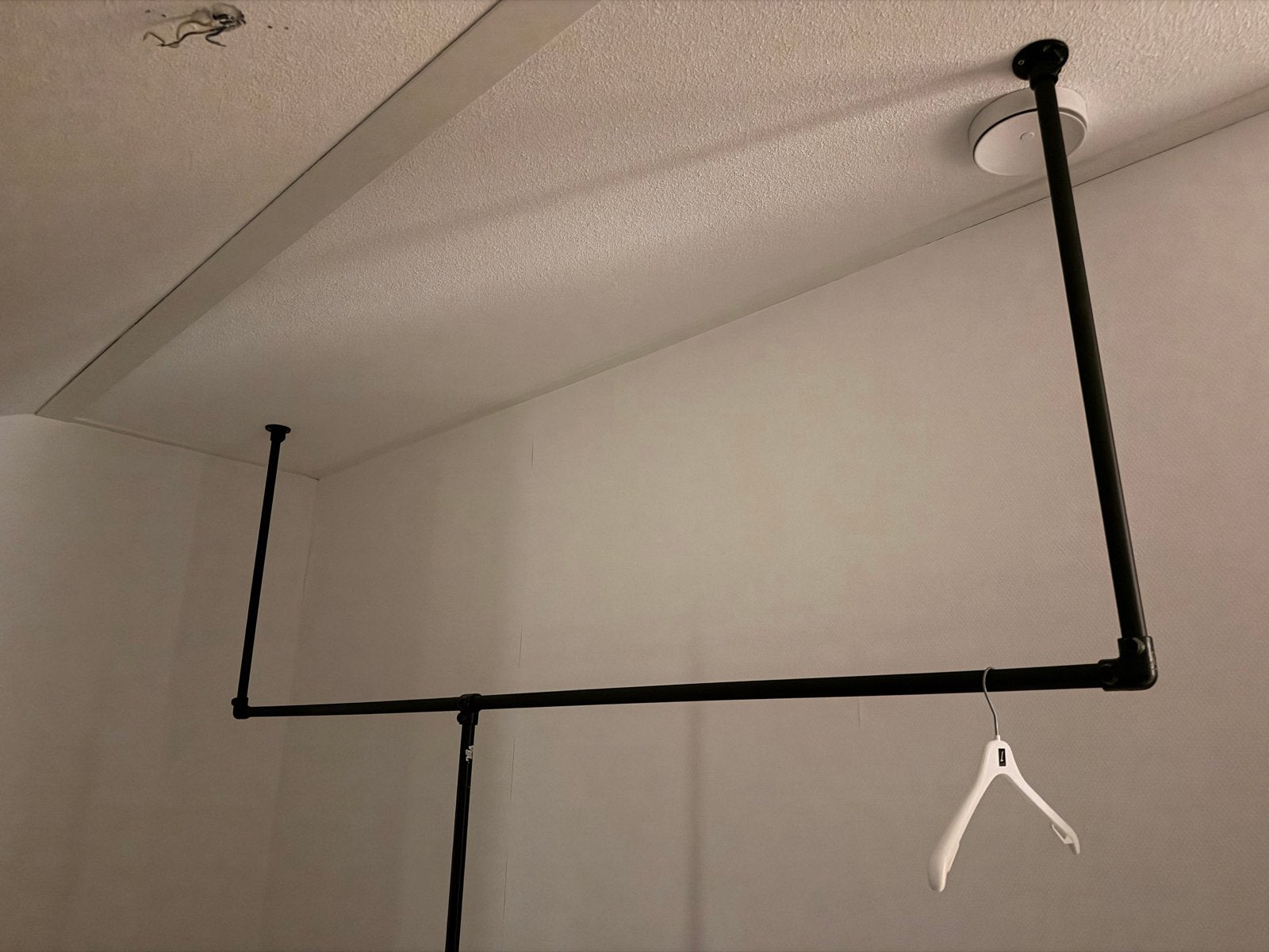 Kledingrek van zwarte buizen, plafondbevestiging, Ophalen, Gebruikt, Metaal, 150 tot 200 cm