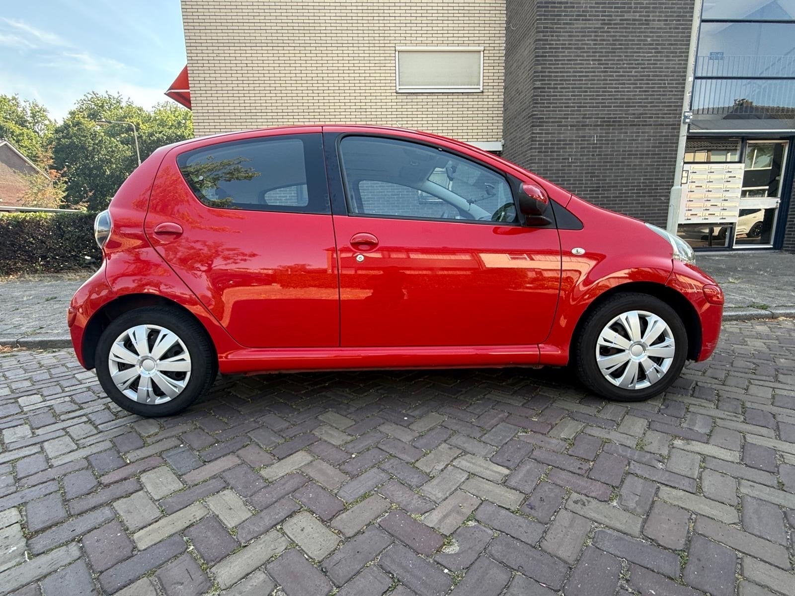 Toyota Aygo 1.0 12V Vvt-i 5DRS 2009 Rood, Voorwielaandrijving, 4 stoelen, 68 pk, Handgeschakeld