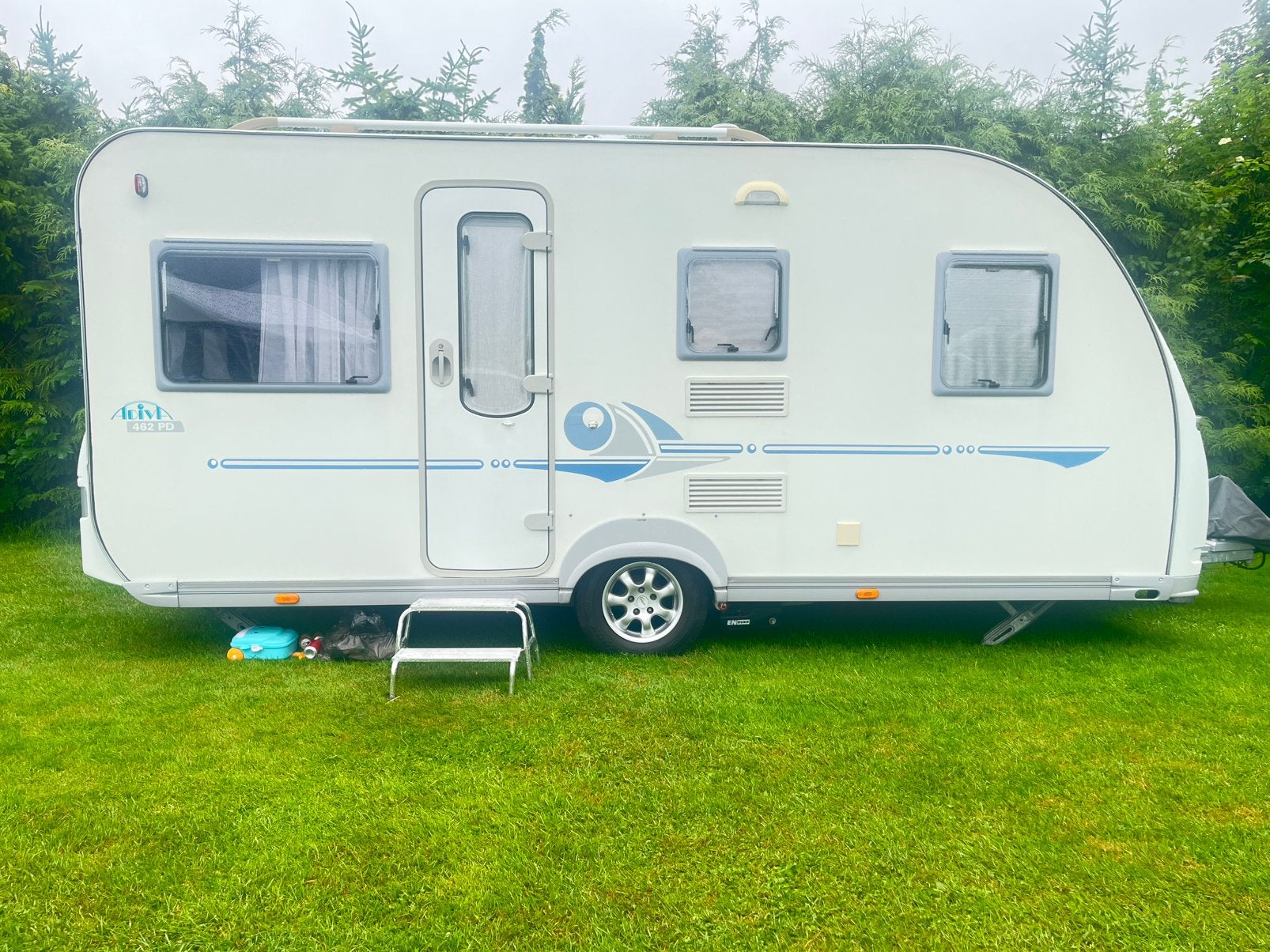 Adria  Adiva 462 pd 4p voortent Isabella Carbon nieuwstaat, Caravans en Kamperen, Caravans, Mover, Vast bed, Rondzit, Particulier