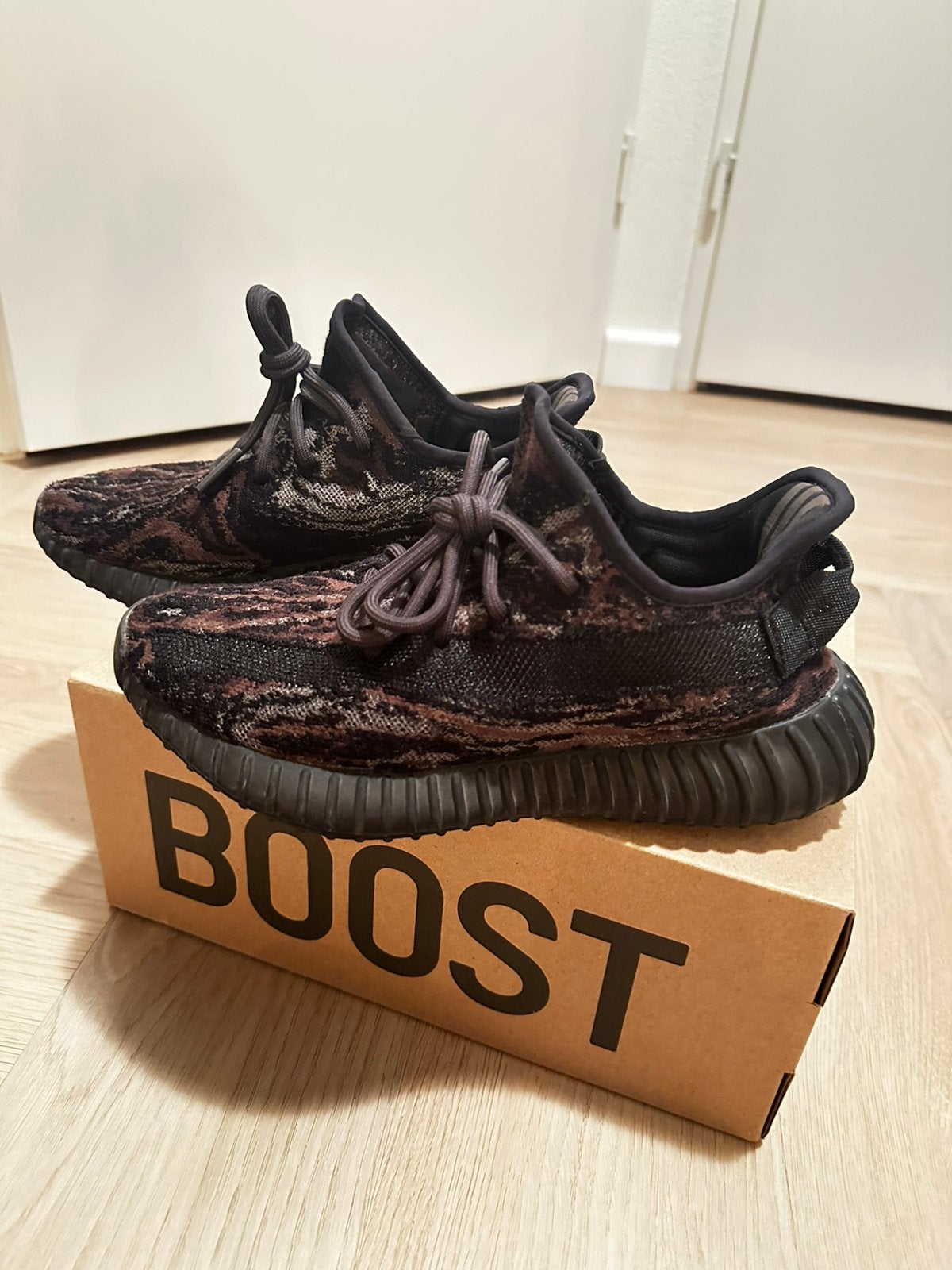 Yeezy Boost 350 V2 MX Rock maat 38, Zwart, Ophalen of Verzenden, Sneakers of Gympen, Zo goed als nieuw