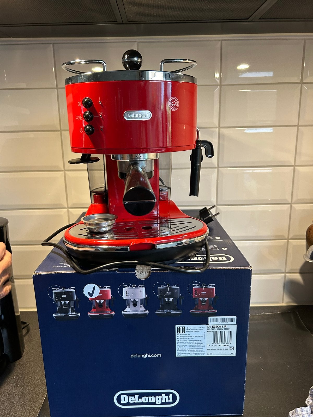 DeLonghi Espresso Cappuccino Machine - Rood, Witgoed en Apparatuur, Afneembaar waterreservoir, Espresso apparaat, Gemalen koffie