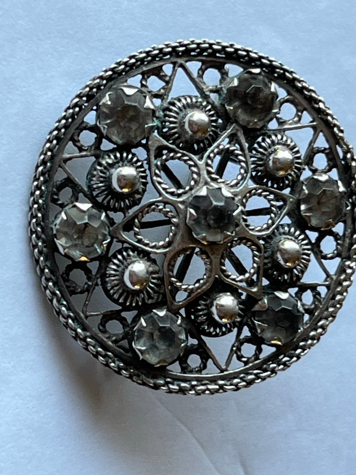 Fraaie zilveren Zeeuwse broche met kristal, Met kristal, Verzenden, Minder dan 4 cm, Zo goed als nieuw