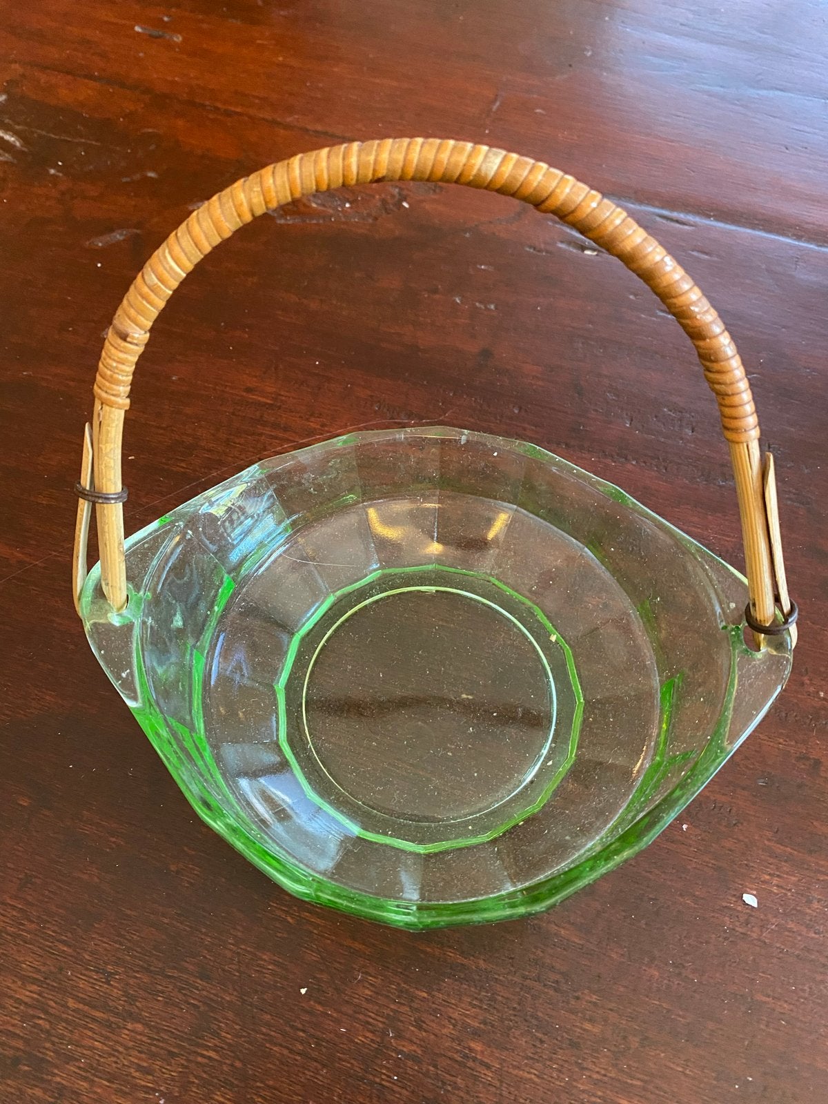 Vintage Groene Glazen Schaal met Rotan Handvat, Antiek en Kunst, Antiek | Glas en Kristal, Ophalen
