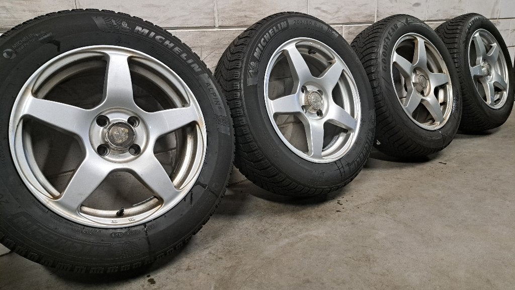 Winterbanden Dacia Jogger Sandero Stepway Captur 205/60/16, Auto-onderdelen, Gebruikt, 16 inch, Banden en Velgen, Personenwagen