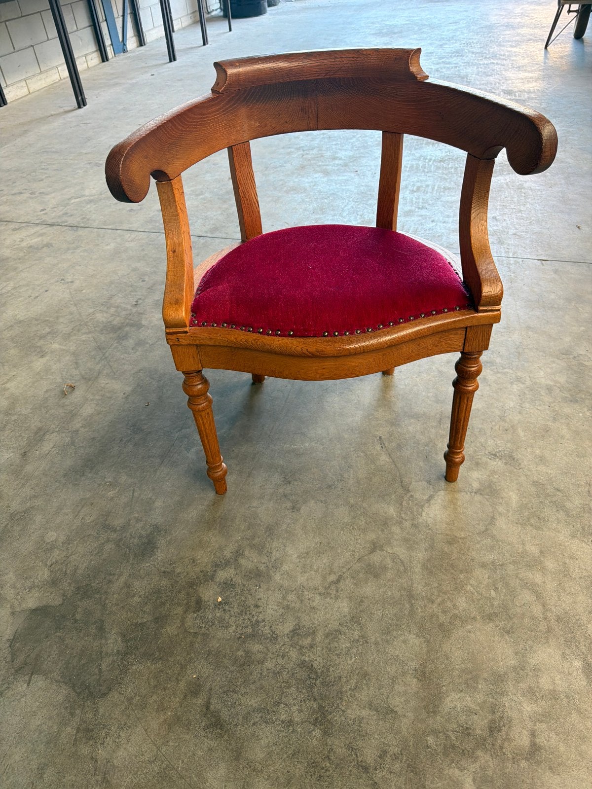 Antieke houten stoel met rode fluwelen zitting, Ophalen