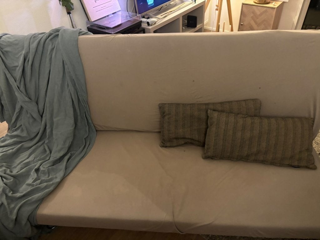 Foto 3 van Grijze slaapbank / futon met zwart metalen frame