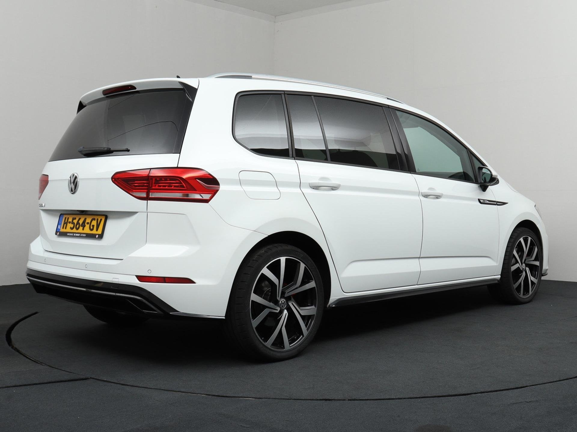 Volkswagen Touran 1.5 TSI Highline Business R 7p | Trekhaak, 4 cilinders, 150 pk, 7 stoelen, Wit