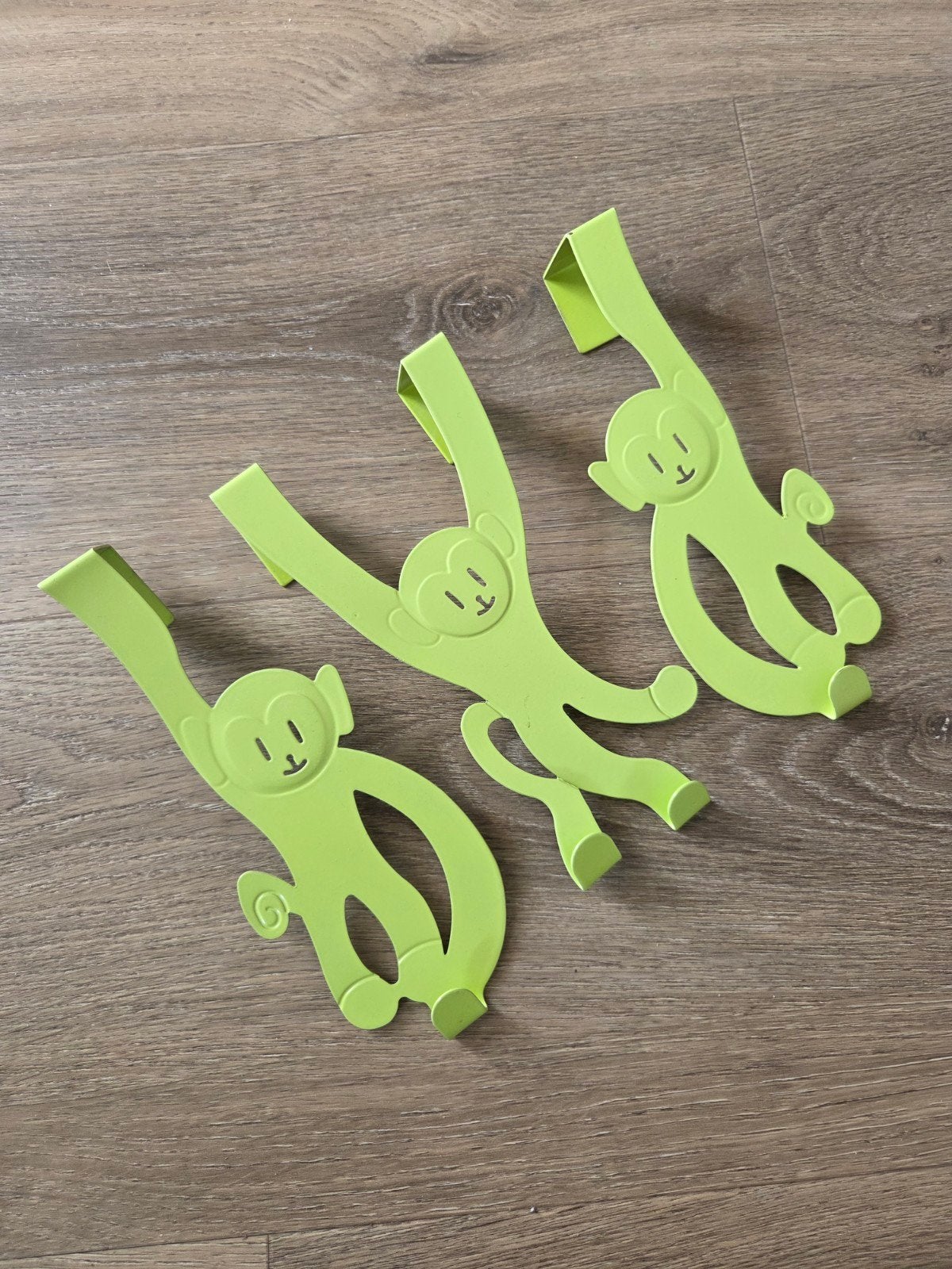 3 groene aapjes haakjes - deurhangers, Ophalen of Verzenden, Gebruikt, Groen, Metaal