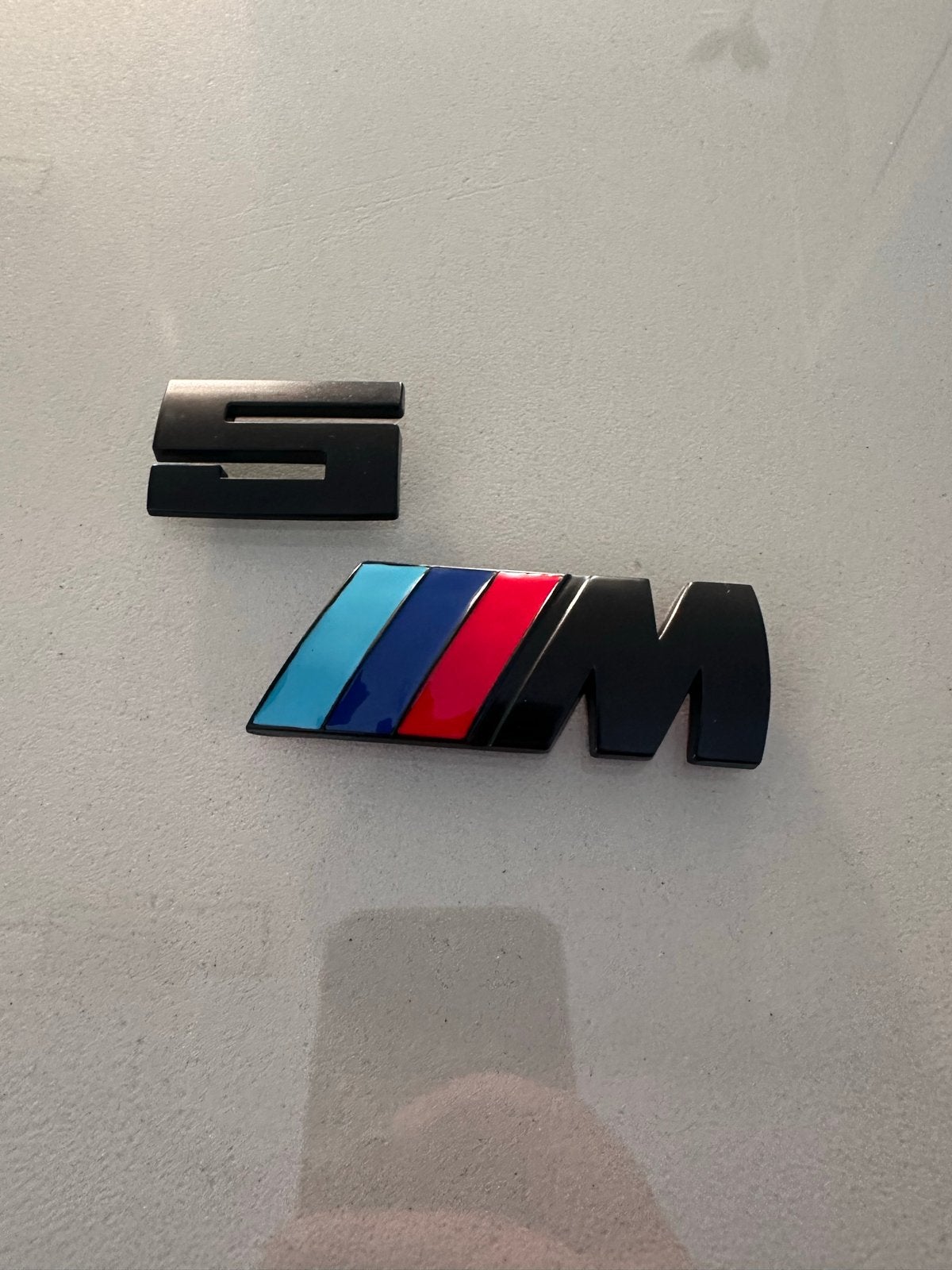 Nieuw BMW M5 embleem - Zwart met M-kleuren, Ophalen of Verzenden, Nieuw