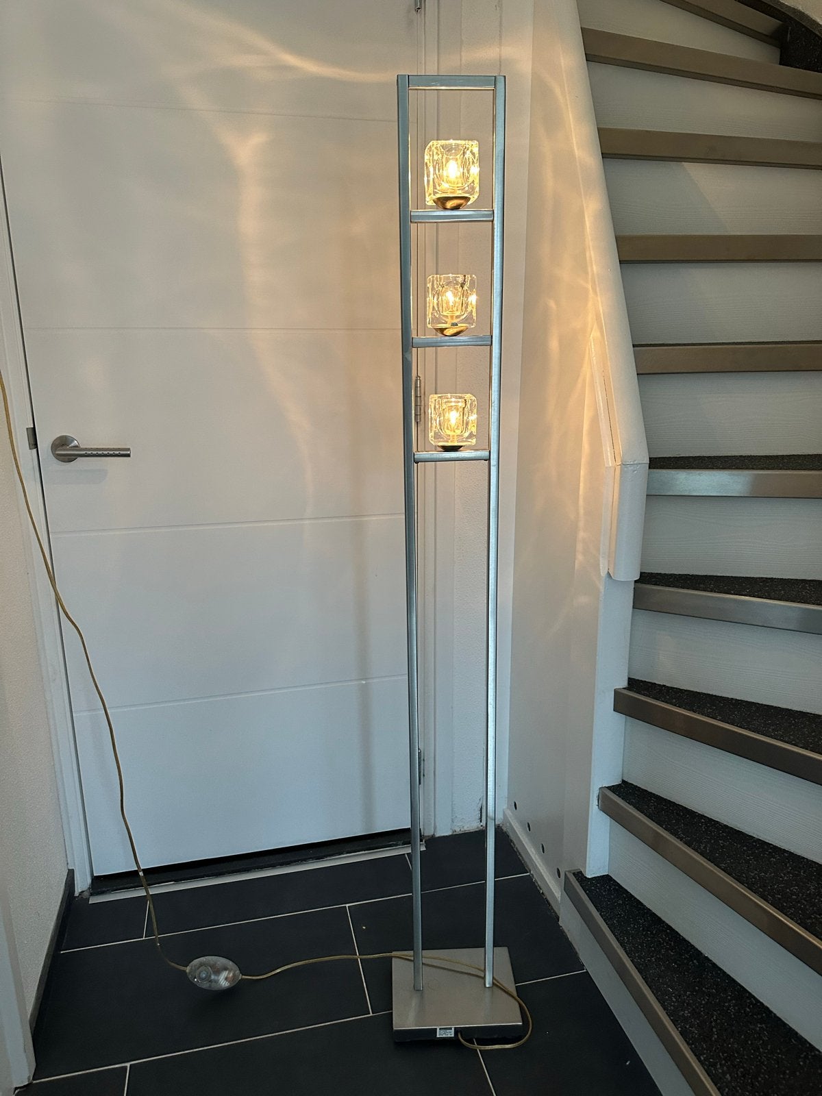 Moderne staande lamp met 3 glazen kappen, Huis en Inrichting, Ophalen, Gebruikt, E14 (klein), Metaal