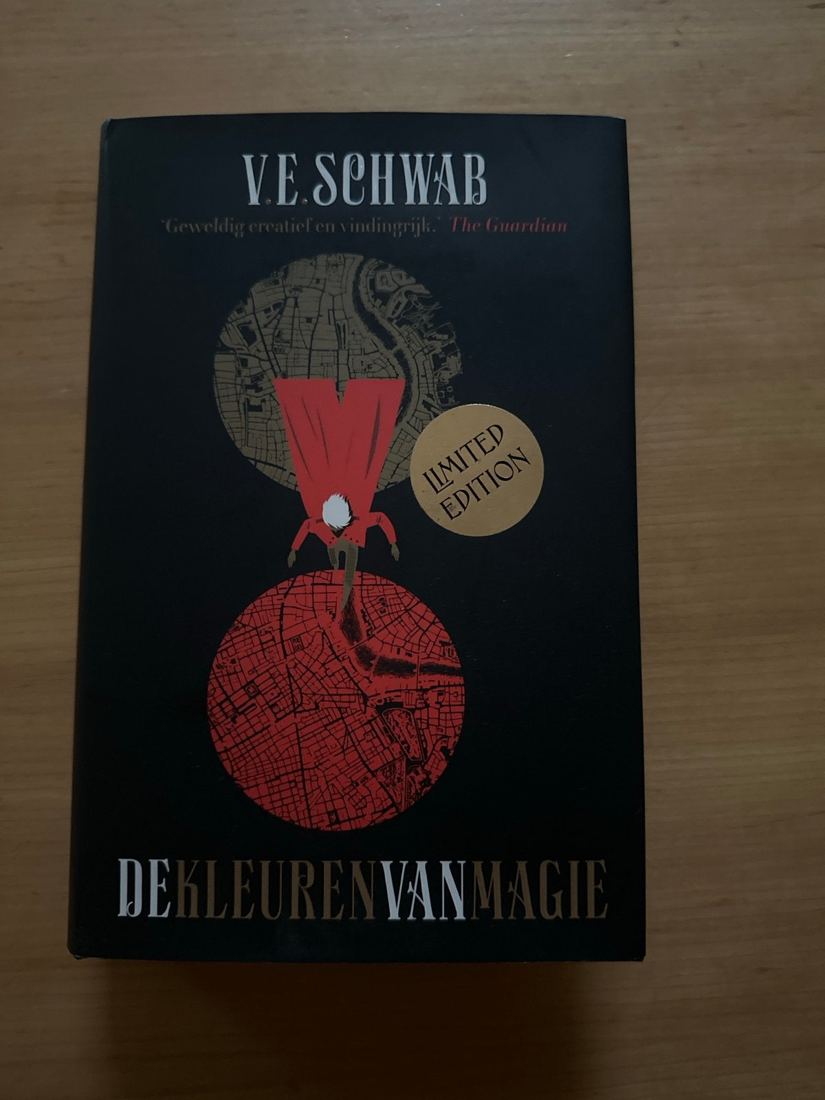 De Kleuren van Magie - V.E. Schwab (Limited Edition), Ophalen of Verzenden, Zo goed als nieuw