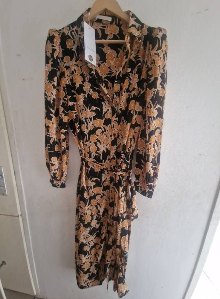 Freebird Harper Puff LS Jurk Zwart met Bloemenprint Maat M, Kleding | Dames, Maat 38/40 (M), Zwart, Nieuw, Ophalen of Verzenden