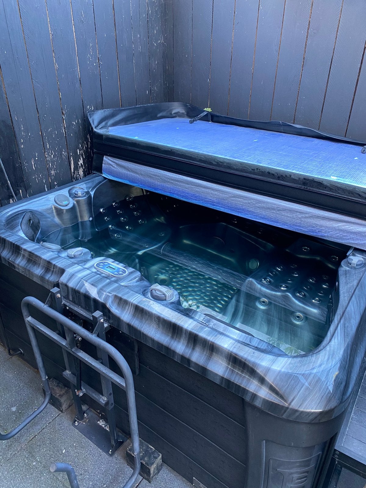 Luxe 5–6 persoons jacuzzi 65 jets 2 ligplaatsen balboa, Ophalen, Zo goed als nieuw