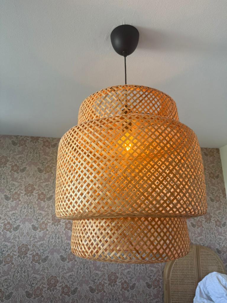 IKEA sinnerlig lamp incl. bolletje, Huis en Inrichting, Lampen | Hanglampen, Ophalen of Verzenden, Zo goed als nieuw, Rotan, 50 tot 75 cm
